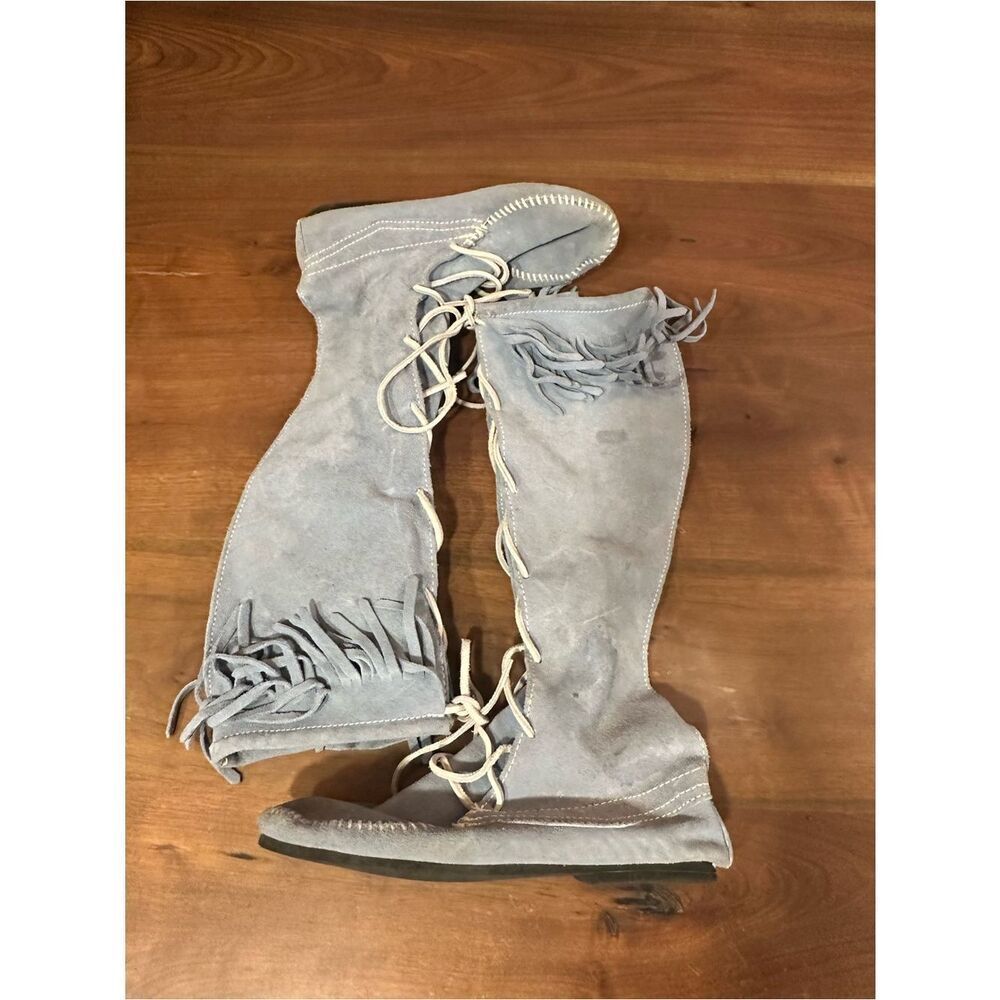 Minnetonkaย Carolina blueโsuede tall fringe moccasin boots 7